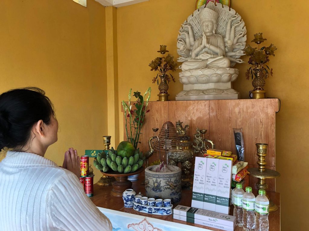 thắp hương chùa