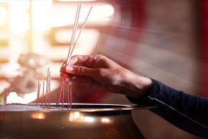 Gia chủ nên thắp 1 hoặc 3 nén hương lên bàn thờ ngày Tết